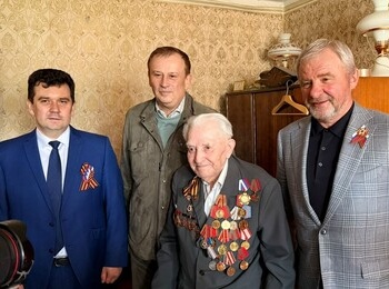 Губернатор Ленинградской области Александр Дрозденко поздравил ветерана ВОв